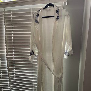 Oscar De La Renta Satin White Robe with Purple Floral embellishment - Size 2X